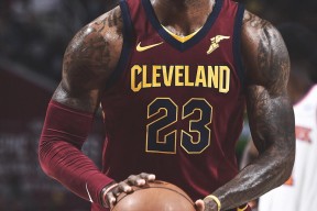 亚博体育- 詹姆斯61分全场数据 